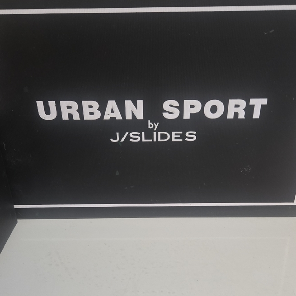 Sneaker - Picture 2 of 3